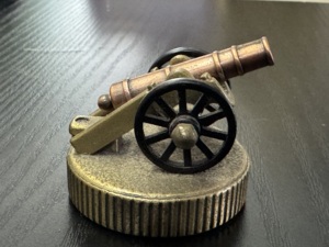 Decoraciones de Cañones Metálicos Retro Personalizadas de Fábrica OEM, Estatuas de Oro, Plata y Bronce, Venta al por Mayor para Adornos de Hogar y Bar - Product Image 3