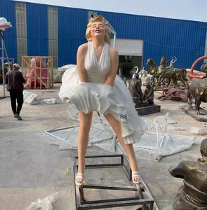 Estátua Escultural Artística ao Ar Livre em Resina, Tema de Amor com Mulher Famosa em Tamanho Real - Product Image 1