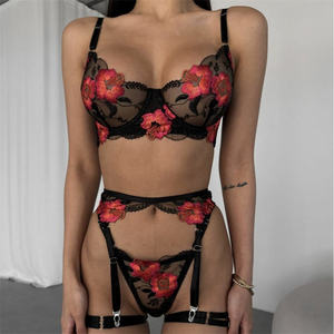 Ensemble de lingerie sexy de style européen en dentelle brodée avec porte-jarretelles et string, design découpé, pour lune de miel - Product Image 1