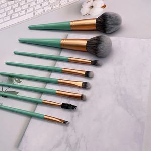 Ensemble de 8 pinceaux de maquillage verts scintillants, poils synthétiques écologiques, manche en bois, kit de pinceaux cosmétiques personnalisés avec étiquette privée - Product Image 4