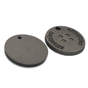 <span class=keywords><strong>Etiqueta</strong></span> de Metal Dorada Grabada Personalizada <span class=keywords><strong>para</strong></span> <span class=keywords><strong>Ropa</strong></span>, Diseño Redondo de 4 Agujeros con Borde Cortado a Láser <span class=keywords><strong>para</strong></span> <span class=keywords><strong>Ropa</strong></span> <span class=keywords><strong>Interior</strong></span>, Prendas, Bolsos y Zapatos - Product Image 5