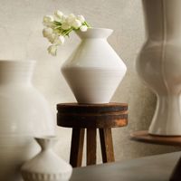 Vase en céramique blanche de style Wabi Sabi, texture en relief, vase à fleurs en porcelaine pour la décoration intérieure de la maison