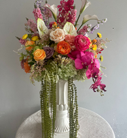 Farbenfrohe Tropische Seiden-Kunstblumenarrangements: Pink-orangefarbene Rosen, Calla-Lilien, hängende Amaranth-Blumen als Hochzeits-Tischdekoration