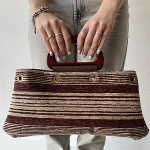 Borsa di Design di Alta Qualità Made in Italy in Materiale Mat-b, Borsa a Righe Marroni Classica Rock Sostenibile per Donna, Chiusura Aperta per Uso Quotidiano - Product Image 4