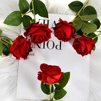 Großhandel Günstige Realistische Samt-Rosen Künstliche Blumenarrangements Einzelstiel für Hochzeiten