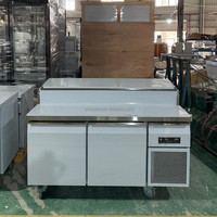 Table de préparation professionnelle pour pizzas en acier inoxydable avec plateau en marbre, réfrigérateur commercial et banc de travail avec bacs GN.