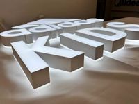 Papan Tanda LED Strip 3D Custom dengan Penerangan Depan dan Belakang, Kontrol Bluetooth, Tahan Air IP65 untuk Iklan di Depan Toko Komersial