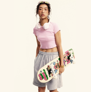 T-shirt court tendance pour femme en coton lavé tricoté avec décoration en diamant et logo personnalisé, coupe ajustée, manches courtes - Product Image 5