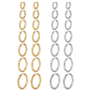 <span class=keywords><strong>Orecchini</strong></span> a <span class=keywords><strong>cerchio</strong></span> Huggie Huggie Hoop da donna con motivo a martello placcato <span class=keywords><strong>in</strong></span> oro 18K - Product Image 2