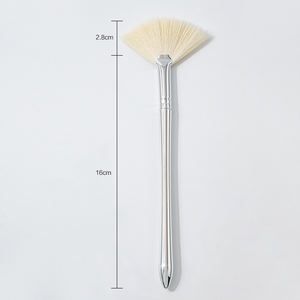 Professionnel Vegan Petit Masque Facial Soins De La Peau <span class=keywords><strong>Fluffy</strong></span> Fan Brosses Esthéticienne Argent Maquillage Utilisation Personnalisée pour Le Visage - Product Image 4