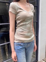 Atasan Musim Panas Kasual Kerah V Lengan Pendek Motif Kamuflase Wanita Kaus Modis Trendi Longgar Cocok untuk Pakaian Sehari-hari