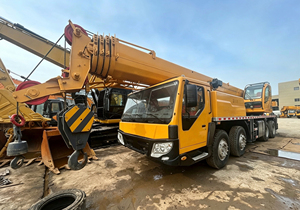 Grue mobile hydraulique QY50 d'occasion en bon état, flèche entièrement extensible, cabine climatisée pour projets de levage et construction de ponts - Product Image 4