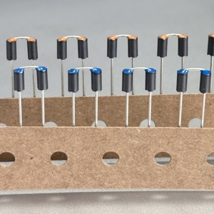 Chì Ferrite hạt EMI Choke cuộn cảm ba thiết bị đầu cuối LC Lọc coban dựa vô định hình rộng ban nhạc đàn áp thành phần - Product Image 3