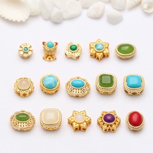 Charme vintage en <span class=keywords><strong>pierre</strong></span> semi-précieuse, perle <span class=keywords><strong>porte</strong></span>-<span class=keywords><strong>bonheur</strong></span> dorée ancienne, motif floral géométrique, en <span class=keywords><strong>jade</strong></span> vert, turquoise, mica violet et larimar - Product Image 1