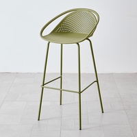 Chaise de bar moderne haut de gamme, forme ergonomique et structure métallique durable pour les intérieurs de luxe