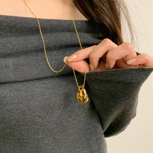 Collana da Donna in Acciaio Inossidabile Placcato Oro 18K con Cerchi Russi Intrecciati, Impermeabile e Antiossidante - Product Image 3