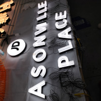 Lettres lumineuses en acrylique sablé de la série Luxe, transparentes comme du cristal avec texture givrée, durables pour enseignes de chaînes de magasins