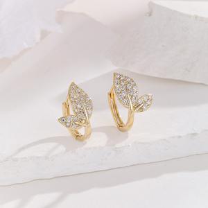 Nouveau élégant luxueux micro-pavé Zircon boucles d'oreilles créoles Simple forme de feuille Style polyvalent grand cadeau à la mode mode boucles d'oreilles - Product Image 3
