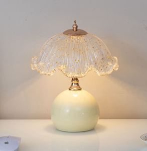 Vintage Tischlampe mit Gerüschtem Glasschirm, Runder Massivholz/Keramik-Sockel, Nachttischlampe, Dekorative Schlafzimmerbeleuchtung - Product Image 3