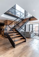 Escalier flottant sur mesure Prima avec balustrades en verre, idéal pour la rénovation de maisons modernes et les projets de construction neuve