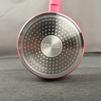 Ensemble de casseroles et poêles modernes et élégantes de couleur rose, design tendance, en aluminium antiadhésif, matériau métallique écologique