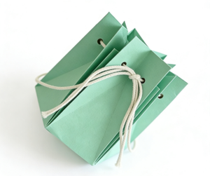 Custom kraft paper shopping bags with handles, eco-friendly and durable, suitable for retail and packaging. - Product Image 2