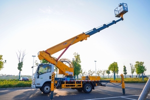 Camion nacelle télescopique de la marque mondiale ISUZU, avec une hauteur de 20 à 35 mètres et une plateforme de levage de 300 à 400 kg. - Product Image 5