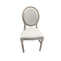 Chaise de salle à manger Louis traditionnelle en bois massif, empilable et extensible, finition chaux antique, avec revêtement en lin, pour événements et mariages