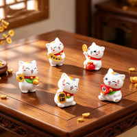 Patung Kucing Keberuntungan Lucu Maneki Neko Ornamen Mini Keberuntungan untuk Dekorasi Dasbor Interior Mobil Meja Rumah Hadiah Keberuntungan Feng Shui