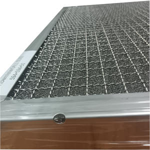 Le design perforé du filtre <span class=keywords><strong>à</strong></span> graisse en acier inoxydable dans les cuisines professionnelles japonaises permet <span class=keywords><strong>à</strong></span> la <span class=keywords><strong>hotte</strong></span> aspirante <span class=keywords><strong>de</strong></span> recevoir un flux d'air. - Product Image 3