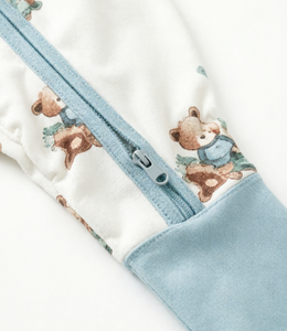 Özel Beyaz-Mavi Küçük Ayı Baskılı Desenli Ön Logolu Örme YKK Fermuarlı Bebek Pijama Takımı Tulum Uyku Kıyafeti ODM - Product Image 4