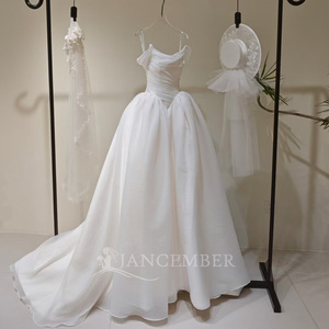 Robe de mariée LY116 moderne et classique avec volants aux épaules, longue, à motifs floraux, appliques en cristal, traîne chapelle, en tissu dentelle pour femme - Product Image 2