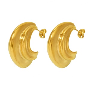 Boucles d'oreilles creuses à double couche en forme de CC en acier inoxydable plaqué or 18 carats pour femmes - Product Image 3