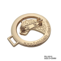 Badges personnalisés en métal doré mat découpé avec logo et nom pour vêtements