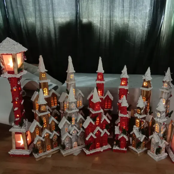क्रिसमस त्योहार की सजावट के लिए एलईडी लाइट के साथ एलईडी लकड़ी का छोटा लाइट अप क्रिसमस हाउस विलेज