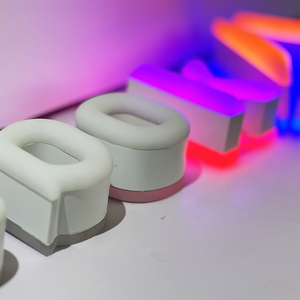 Insegna Luminosa LED 3D Personalizzata in Acrilico e Acciaio Inox, Lettere Colorate Retroilluminate, Logo Bifacciale per Vetrine - Product Image 4