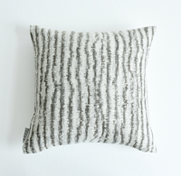 Coussin texturé teint en fil David, gris brume mat, à rayures irrégulières, en mélange de lin, décoration simple et intemporelle pour canapé, chambre et maison