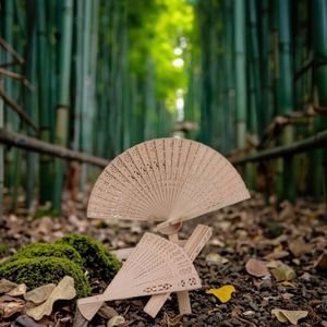 Éventail pliant classique en bois gravé, personnalisé et peint en bambou, idéal pour le Nouvel An chinois, les mariages, les anniversaires et les décorations de bébé - Product Image 3