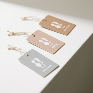 Biểu Tượng Tùy Chỉnh Trắng Quần Áo Giá Tag Với Chuỗi Thương Hiệu Sang Trọng Giấy Treo Thẻ Cho Quần Áo May Dập Nổi Treo Thẻ - Product Image 1