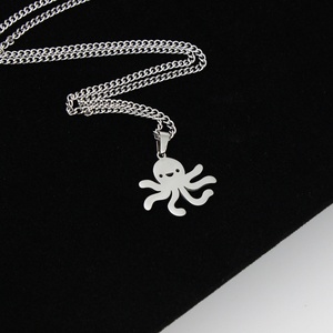 Collier en acier inoxydable argenté avec pendentif pieuvre - Bijoux pour femmes avec chaîne réglable - Design inspiré des dessins animés - Product Image 1