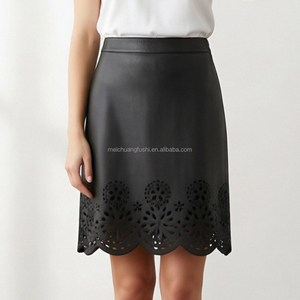 महिलाओं के लिए कस्टम लेजर कट चमड़े की मिनी स्कर्ट - Product Image 1