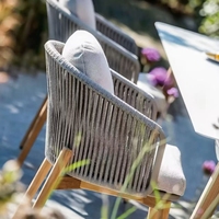 Ensemble de salle à manger de jardin en rotin moderne de qualité commerciale, table avec plateau en céramique résistant aux intempéries, chaises de salle à manger d'extérieur