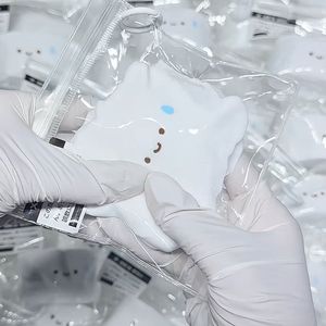 ของเล่นบีบสควิชชี่รูปขนมปังน้อยเงียบๆ หน้ายิ้ม ลายหยดน้ำสีฟ้า เนื้อสัมผัสนุ่มคล้ายครีม บรรเทาความเครียด ของเล่นซิลิโคนเกรดอาหาร DIY - Product Image 3