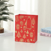 Sac cadeau de Noël multicolore avec motif étoile et sapin en feuille d'or, poignées en corde et fenêtre pour carte, idéal pour l'emballage des fêtes