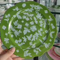 Assiettes de présentation vintage en porcelaine fine (bone china) à motif floral vert et blanc, idéales pour le pain, les salades et les dîners, parfaites pour les mariages et les réceptions de luxe.