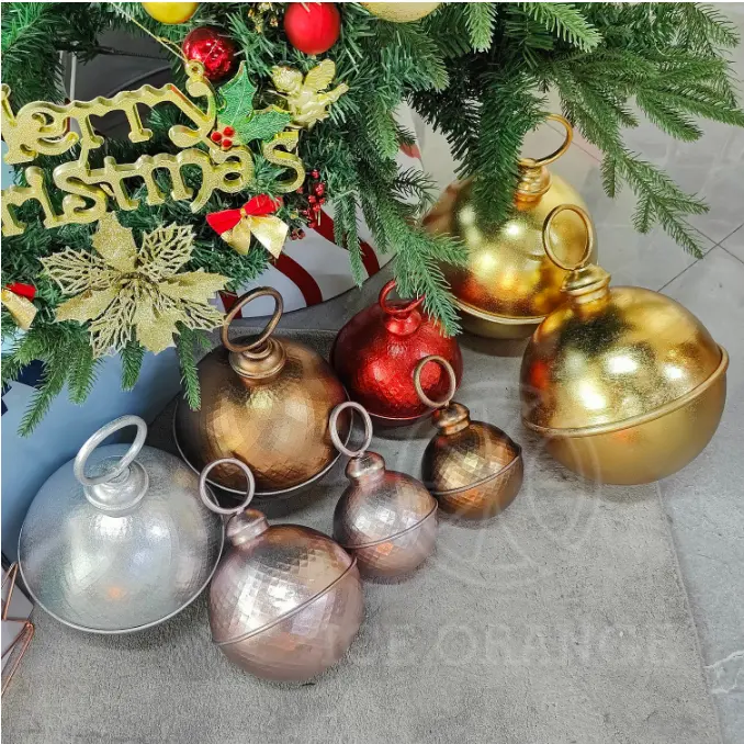 Ornamen logam Natal bel bergemerincing bola di merah Desain unik 5 in 6 in 8 in untuk dekorasi rumah pesta taman liburan