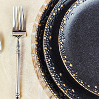 Assiettes en porcelaine de luxe modernes et uniques en or noir Plat rond sans plomb givré Décoration de mariage