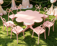 Table rectangulaire bleue, rose et blanche avec chaises à dossier arqué, idéale pour la location événementielle, les fêtes d'anniversaire, l'intérieur et l'extérieur
