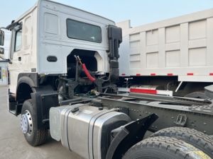 Camion tracteur d'occasion Sinotruk Euro 2 Diesel 6X4 à direction à droite HOWO, capacité de charge de 21 à 30 tonnes, 371 ch - Product Image 4