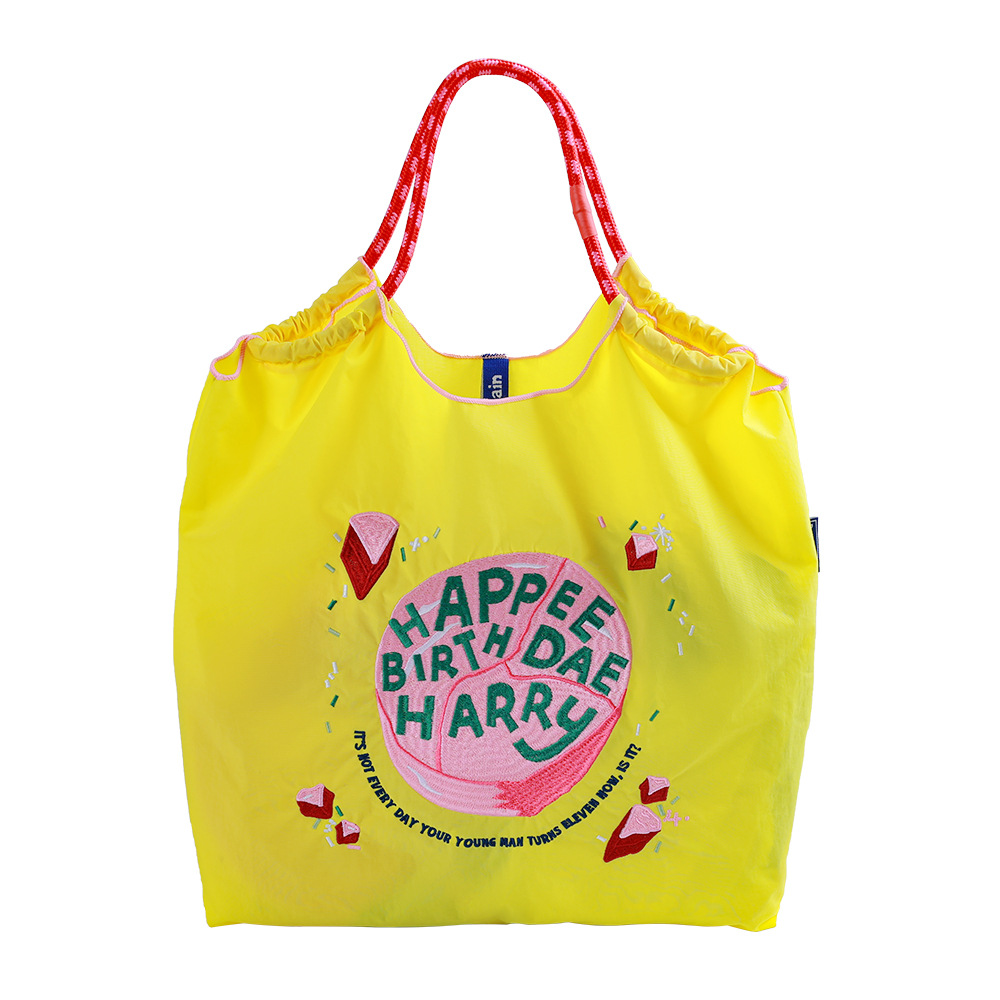 Torta di compleanno giallo brillante-media